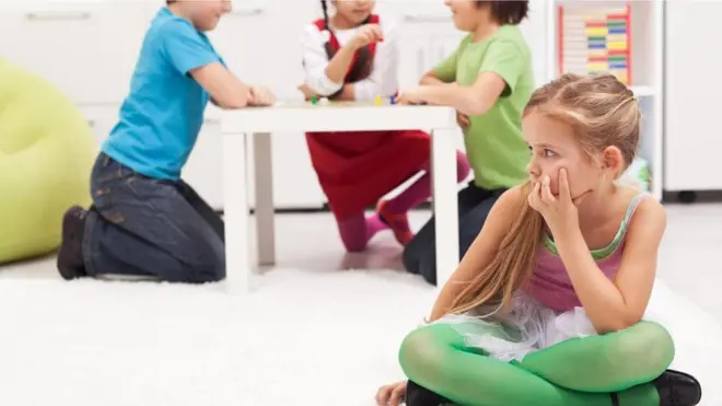 ربما يكون من المرجح أن ينعزل الطفل الخجول في فناء المدرسة مثلا وأن يشعر براحة أكبر لكونه يجلس وحيدا