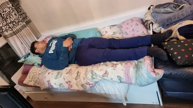 رضوان می‌گوید به زحمت شب‌ها بتواند شش ساعت بخوابد