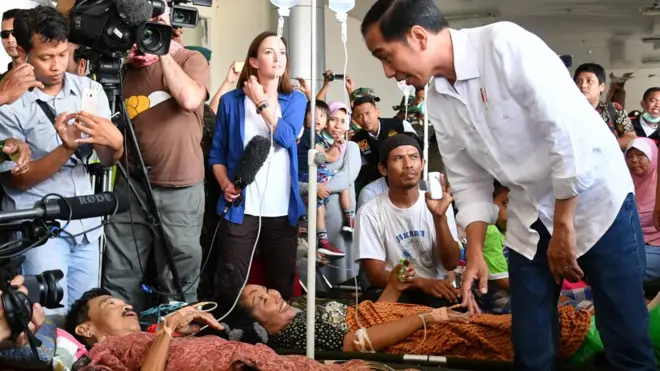 Presiden Jokowi mengunjungi pasien korban gempa dan tsunami di rumahsakit di Palu.