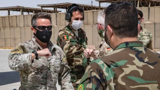 د افغانستان دفاع وزیر اسدالله خالد او په افغانستان کې د امریکايي ځواکونو عمومي قومندان جنرال سکاټ مېلر