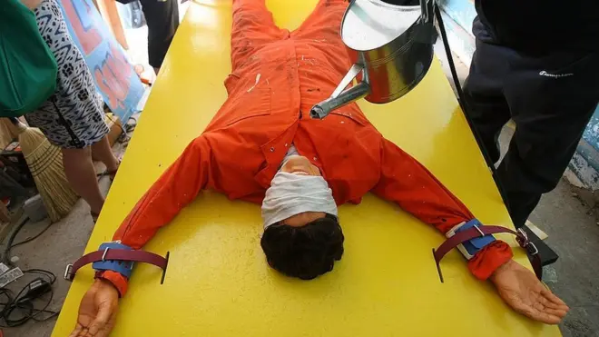 La técnica del "waterboarding" consiste en inmovilizar al individuo bocarriba sobre una tabla, cubrirle la cara con un paño y verterle agua en la boca y nariz para generar la sensación de ahogamiento.