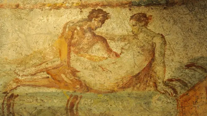 aworan ọkunrin ati obinrin lori ibusun