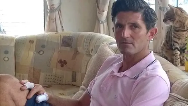 James, de 43 años, dice que sería "una buena idea" introducir regulaciones para advertir sobre los peligros de los drones.