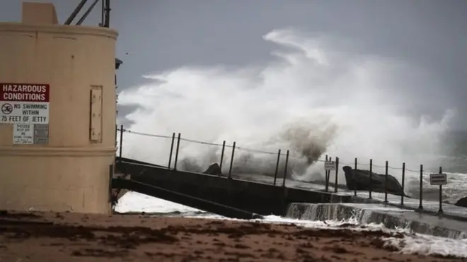 Синоптики предупредили об угрозе разрушений в прибрежных районах из-за сильных волн