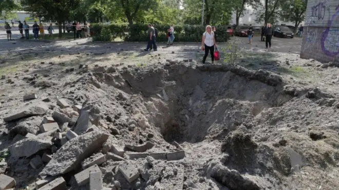 Вирва на місці падіння уламків у Києві