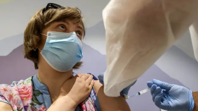 Вакцинация в столице идет медленными тампами на фоне роста заражений