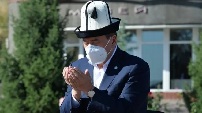 Мамлекет жетекчилери "Ата-Бейит" мемориалдык комплексинде коронавирус инфекциясынын курмандыгы болгон кыргызстандыктарды эскерип, куран окуду