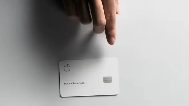 Фізична версія картки Apple зроблена з титанового сплаву. На ній не вказано номера картки або місця підпису