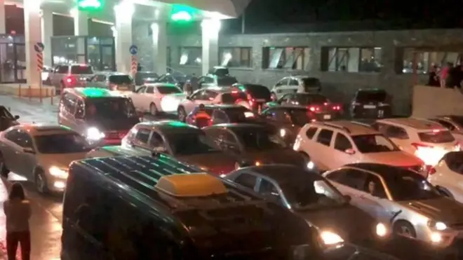 Automóviles este jueves en la frontera de Rusia y Georgia.