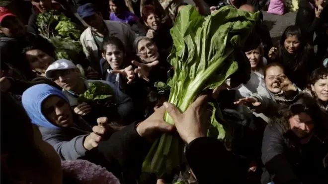 La gente en Buenos Aires hizo fila para adquirir algunas de las verduras que regalaban los productores.