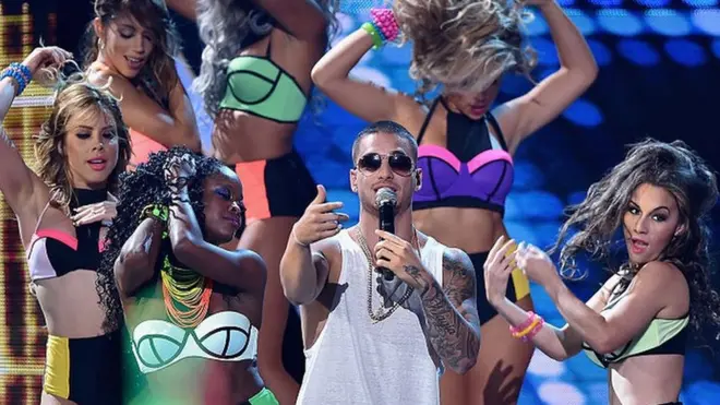 Maluma en un concierto rodeado de mujeres.