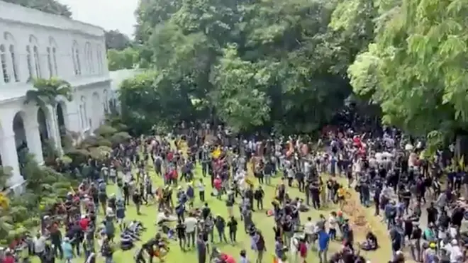 تظاهرکنندگان با عبور از صف ماموران امنیتی وارد کاخ شدند