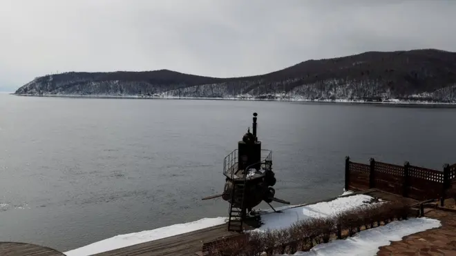 貝加爾湖在古代歷史上曾經屬於中國。因此，這一地區在中俄關係中地位比較敏感。在水廠項目爭議的同時，大批中國遊客蜂擁而至貝加爾湖地區早已讓當地人不滿。