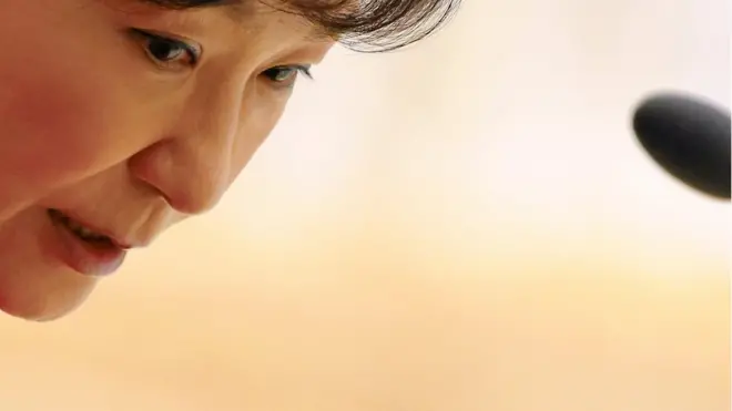 朴槿惠即刻喪失職權，除得限期離開青瓦台，也將喪失包括年金在內等卸任元首禮遇，僅剩維安守護人身安全。