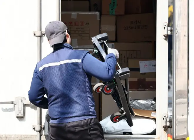 노란봉투법(노조법 2·3조 개정 법률) 시행을 하루 앞둔 9일 서울 거리에서 택배 기사들이 배달을 하고 있다. 