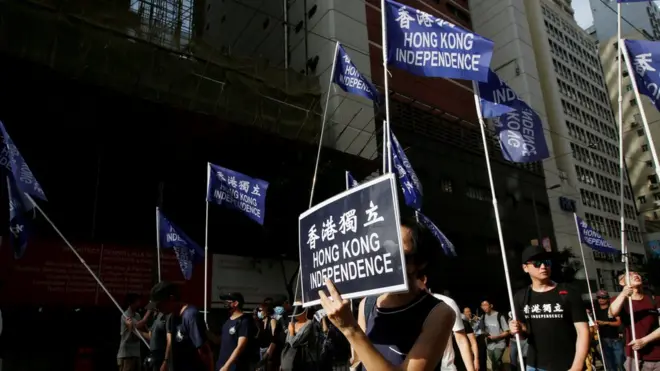 香港示威現場過去經常可以看見"香港獨立"旗幟，但在《國家安全法》實施後已不常見。