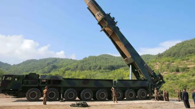 북한의 이동식 발사대를 점검하는 김정은 위원장