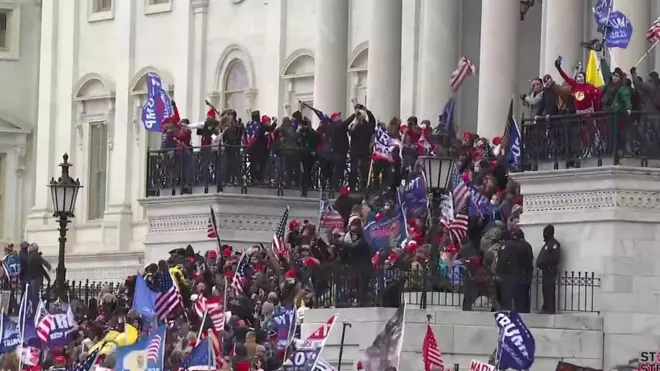 Deeggartoonni Tiraamp poolisii waliin walitti bu&#x27;an