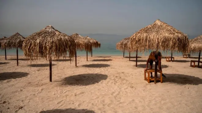 Atina'da boş bir plaj