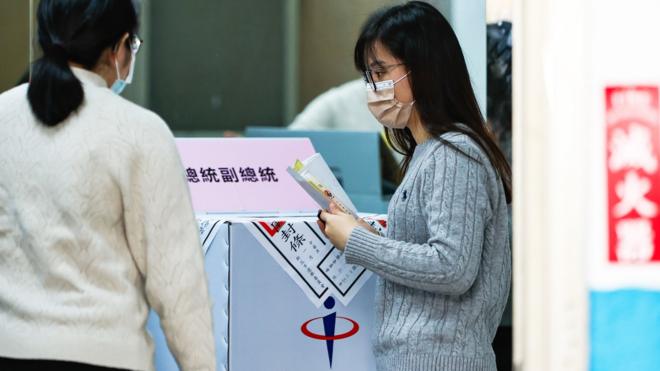 台灣新北市某投票所一位女選民凖備投票（13/1/2024）