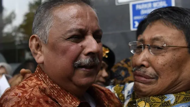 Mantan Direktur Utama PT Perusahaan Listrik Negara (PLN), Sofyan Basir (kiri), divonis bebas oleh Majelis Hakim Tipikor, Senin (04/11)