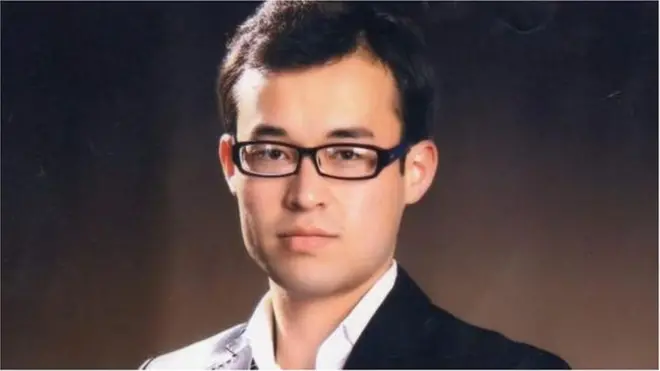 28 ёшли Акром Малик Ўзбекистонда қамоққа ташланган биринчи блогер ва айни пайтда қамоқда қолаётган энг сўнгги журналистдир.