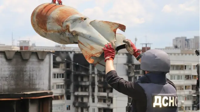 Російська бомба на даху багатоповерхового будинку в Харкові, 23 червня.