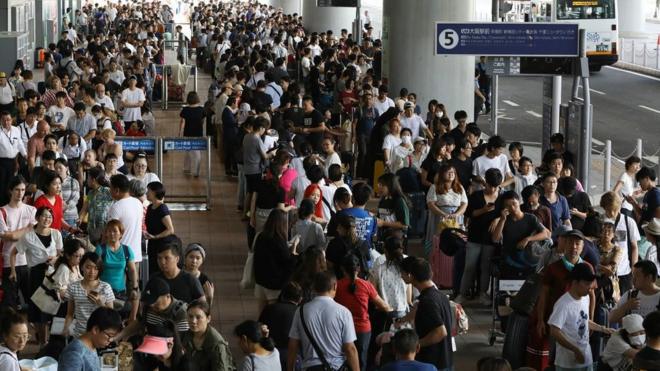 日本关西机场9月4日遭"飞燕"台风侵袭，机场跑道和候机楼一楼被淹，机场关闭，导致近5000人滞留机场。