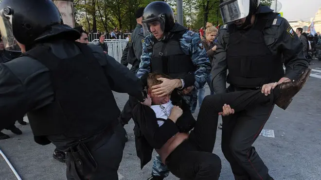 Во время стычек на Болотной площади пострадали не менее ста человек