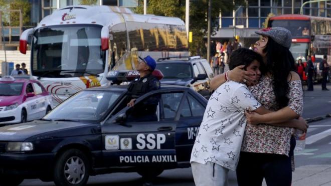 Una mujer y un niño reaccionan a un temblor en Ciudad de México