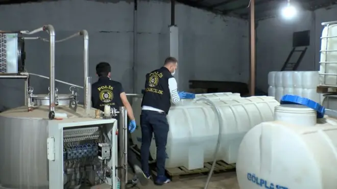 İstanbul Sultangazi'de kaçak imalathaneye çevrilen depoya yapılan baskında 4 buçuk ton sahte içki ele geçirildi. 1 kişi gözaltına alındı.