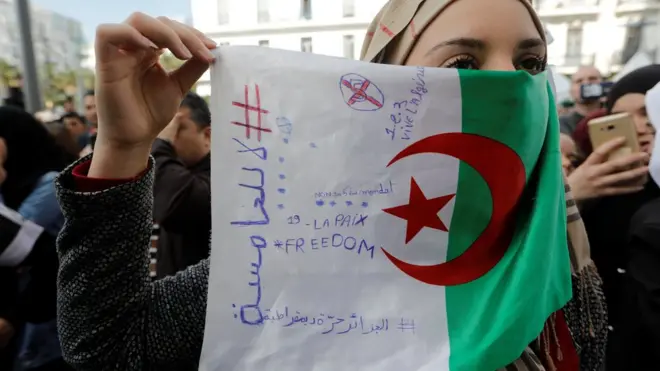 متظاهرة جزائرية