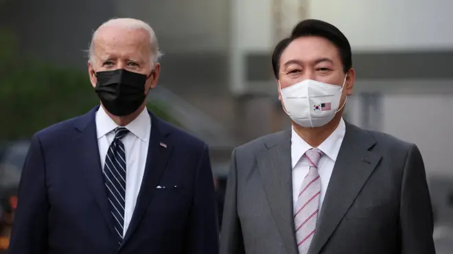 윤석열 대통령과 조 바이든 미국 대통령이 20일 경기 평택 삼성전자 반도체 공장을 둘러본 후 기념촬영하고 있다