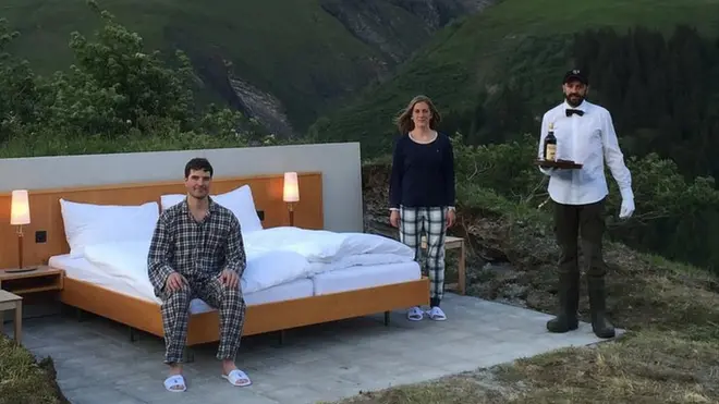 Los granjeros locales se turnan para hacer de camareros.