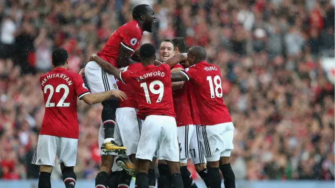 Manchester United players dey celebrate