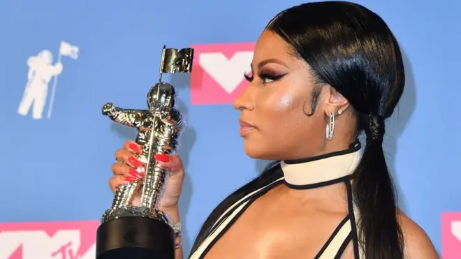 La rappeuse américaine et trinidadienne Nicki Minaj reçoit son prix de la meilleure vidéo hip-hop dans la salle de presse des 2018 MTV Video Music Awards au Radio City Music Hall le 20 août 2018 à New York