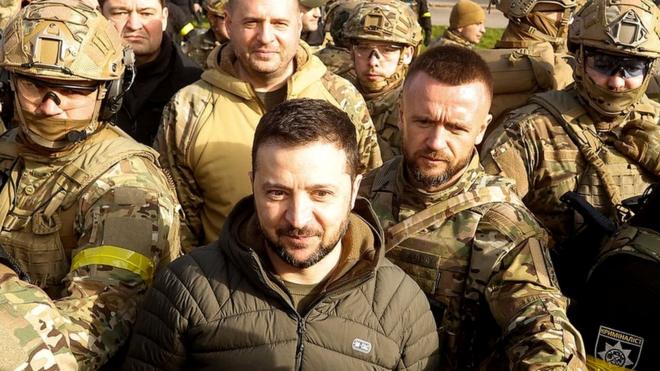 Президент Зеленский с украинскими военными