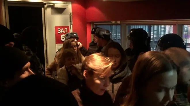 Зрителей эвакуируют с показа фильма "Полет пули"