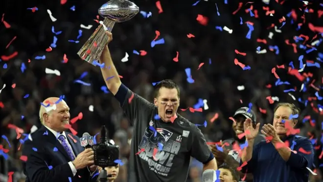 Tom Brady levantando el trofeo Vincent Lombardi por su título del año pasado.