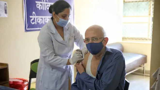 भारत, ब्रिटेन और अमरीका समेत कई देशों में वैक्सीन को लेकर लोगों का शक धीरे-धीरे दूर हो रहा है.