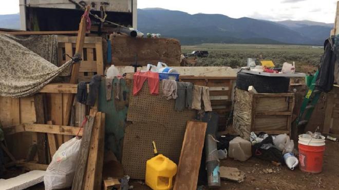 El campamento fue hallado en la pequeña comunidad de Amalia, en el norte del estado de Nuevo México.