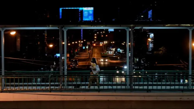 ภายใต้มาตรการล็อกดาวน์ล่าสุดในพื้นที่ 10 จังหวัดสีแดงเข็ม ประชาชนกลับบ้านก่อนเวลา 21.00 น.