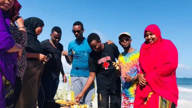 Koox dhallinyaro ah oo uu ka mid yahay wariye Saxansoxo