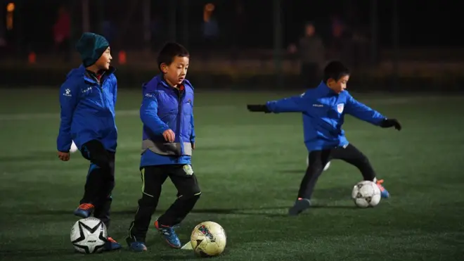 Melhor caminho para desenvolver futebol na China é pelas crianças, diz professor brasileiro