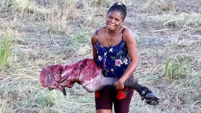 Umugore atwaye ukuguru kw'imbogo