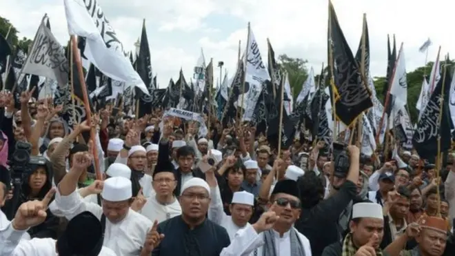 Para simpatisan Hizbut Tahrir Indonesia berdemonstrasi mendukung Rizieq Shihab.