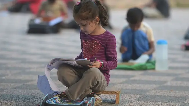 ఇస్లామాబాద్ ఆరుబయట పాఠశాలలో చదువుకుంటున్న బాలిక