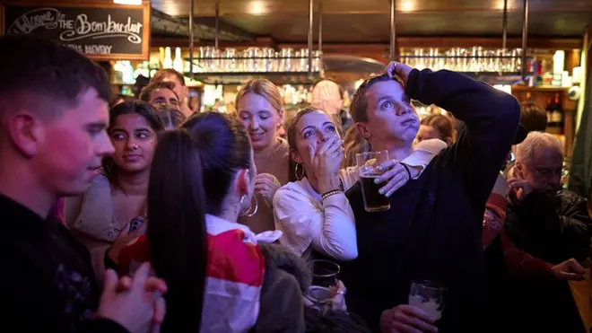 رد فعل مشجعي كرة القدم الإنجليز على ركلة الجزاء الضائعة من هاري كين وهم يشاهدون مباراة ربع نهائي كأس العالم بين فرنسا وإنجلترا في بار بومباردييه بار في باريس. وفازت فرنسا على إنجلترا 2-1 على ملعب البيت بقطر، وخرجت إنجلترا إثر هزيمتها من البطولة.