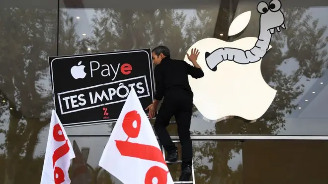 "Заплати налоги!". В Европе не первый год требуют изгнать мультинациональные компании из налогового рая. Протестная акция во Франции в 2017 году