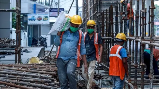 कोच्चि मेट्रो प्रोजेक्ट पर काम करते मज़दूर